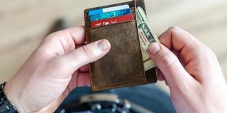 Harminc millát nyúlt le egy pécsi valutaváltó pénztárosa, alig fél év alatt el is verte Harminc millát nyúlt le egy pécsi valutaváltó pénztárosa, alig fél év alatt el is verte