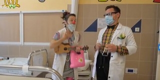 Bohócdoktorok viziteltek a pécsi gyermekklinikán - Videó! Bohócdoktorok viziteltek a pécsi gyermekklinikán - Videó!