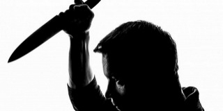 Késsel kaszabolt egy iráni férfi egy pécsi lépcsőházban, súlyos sérülést okozott