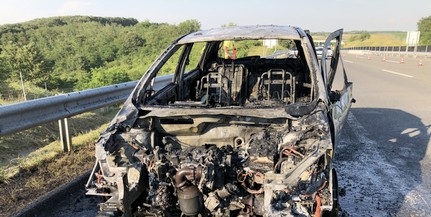 Kigyulladt és fémtisztára égett egy kocsi a sztrádán Baranyában