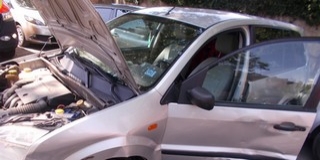 Téglaszállító kamionnal ütközött egy autó Pécsett