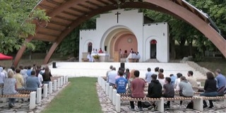 Csendes Isten a hangos világban - Elkezdődött a Máriagyűdi Ifjúsági Találkozó