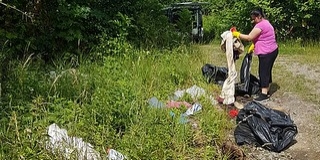 Civilek tisztították meg az egykori cigánytelepen elhelyezett emlékkő szeméttel teli környékét Civilek tisztították meg az egykori cigánytelepen elhelyezett emlékkő szeméttel teli környékét