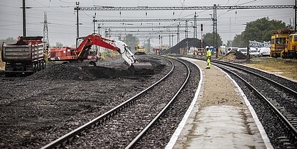 Jól halad a munka a Pécs és Budapest közti vasútszakaszon, felgyorsulnak a vonatok is