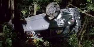 Tizenöt méter mély szakadékba zuhant egy autó Baranyában, a fák tartották meg Tizenöt méter mély szakadékba zuhant egy autó Baranyában, a fák tartották meg