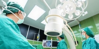 Rendkívüli műtétet hajtottak végre a pécsi klinikán: kinyomtatták a beteg teljes koponyáját Rendkívüli műtétet hajtottak végre a pécsi klinikán: kinyomtatták a beteg teljes koponyáját