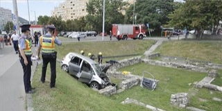 Az ókori romok közé gurult egy autó Óbudán Az ókori romok közé gurult egy autó Óbudán