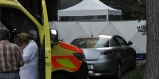 Ablakból kizuhanó férfi esett rá egy babakocsit toló nőre