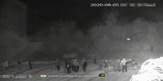 Erőszakosan próbált bejutni mintegy száz migráns - Videó! Erőszakosan próbált bejutni mintegy száz migráns - Videó!