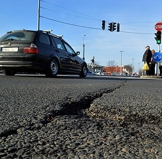 Aszfaltoznak Pécs belvárosában, kaotikus lesz a közlekedés, másképp járnak a buszok Aszfaltoznak Pécs belvárosában, kaotikus lesz a közlekedés, másképp járnak a buszok