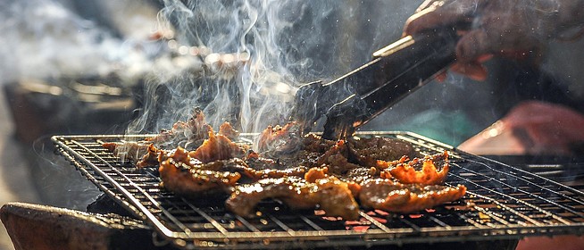 Panelház erkélyen álltak neki grillezni a fiatalok, a szomszédok persze kiborultak Panelház erkélyen álltak neki grillezni a fiatalok, a szomszédok persze kiborultak