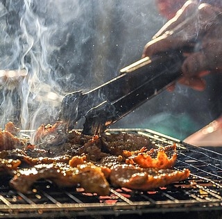 Panelház erkélyen álltak neki grillezni a fiatalok, a szomszédok persze kiborultak Panelház erkélyen álltak neki grillezni a fiatalok, a szomszédok persze kiborultak