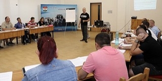 Képezik a baranyai iskolaőröket is, 31 intézményben vigyázzák majd a rendet