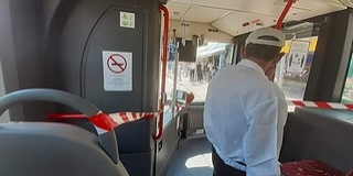 Ennek így mégis mi értelme? Az első üléseket lezárták, de állni lehet a buszsofőr közelében Ennek így mégis mi értelme? Az első üléseket lezárták, de állni lehet a buszsofőr közelében