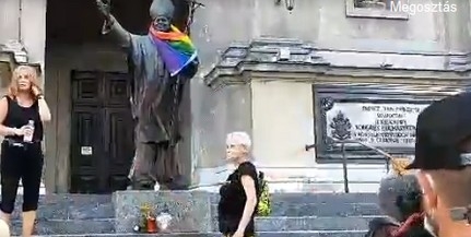 Homoszexuálisok gyalázták meg II. János Pál pápa szobrát