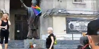 Homoszexuálisok gyalázták meg II. János Pál pápa szobrát Homoszexuálisok gyalázták meg II. János Pál pápa szobrát