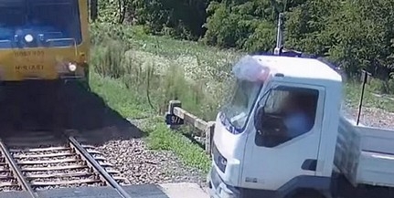 Vérfagyasztó: videón, ahogy a Pécsről Budapestre tartó IC ütközött egy teherautóval