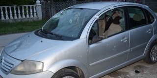 Ásóval, vasvillával esett neki egy kocsinak egy mohácsi férfi