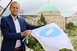 Kitűzték a babazászlót a Megyeházára, a baranyai önkormányzat is kiáll a családok mellett Kitűzték a babazászlót a Megyeházára, a baranyai önkormányzat is kiáll a családok mellett