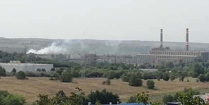Az erőmű közeléből felszálló füst takarja be a Mecsekoldalt