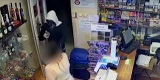 Betépve, fegyverrel a kezében rabolt ki egy pécsi fiatal egy dohányboltot Kertvárosban Betépve, fegyverrel a kezében rabolt ki egy pécsi fiatal egy dohányboltot Kertvárosban