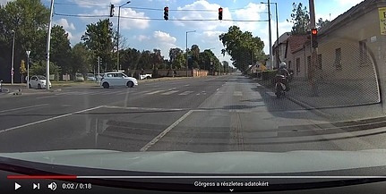 Ezt nézze meg! Egy pécsi motoros a járdán kerülte ki a piros lámpát - Videó!
