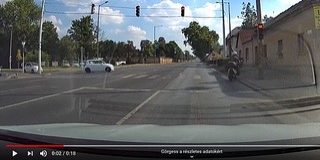 Ezt nézze meg! Egy pécsi motoros a járdán kerülte ki a piros lámpát - Videó! Ezt nézze meg! Egy pécsi motoros a járdán kerülte ki a piros lámpát - Videó!