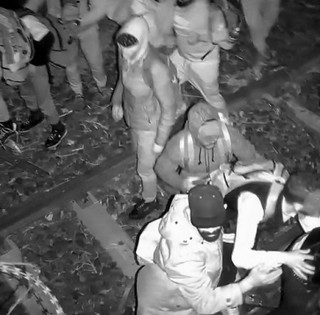 Negyven főből álló migránscsoport ostromolta meg éjjel a határkerítést Negyven főből álló migránscsoport ostromolta meg éjjel a határkerítést