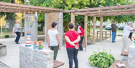 Hajléktalanoknak építettek kerti pihenőt pécsi egyetemisták Hajléktalanoknak építettek kerti pihenőt pécsi egyetemisták