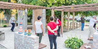 Hajléktalanoknak építettek kerti pihenőt pécsi egyetemisták Hajléktalanoknak építettek kerti pihenőt pécsi egyetemisták