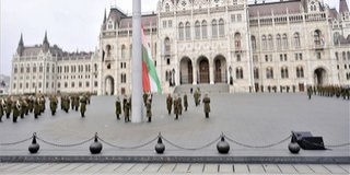 Félárbócra engedték a nemzeti lobogót az Országház előtt Félárbócra engedték a nemzeti lobogót az Országház előtt