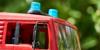 Lángra kapott egy autó motortere a sztrádán Lángra kapott egy autó motortere a sztrádán