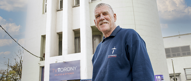 Űrhajósi magasságokig jutott el Kis Árpád, aki a tv-torony liftjével tör a végtelen felé Űrhajósi magasságokig jutott el Kis Árpád, aki a tv-torony liftjével tör a végtelen felé