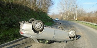 Megcsúszott a jeges úton és felborult egy autó Patosfán