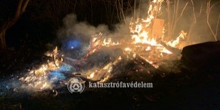 Megsemmisült két fabódé a kedd esti pécsi tűzben Megsemmisült két fabódé a kedd esti pécsi tűzben