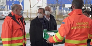 Szilveszteri menüvel lepte meg Őri László a szolgálatban lévő baranyai mentősöket Szilveszteri menüvel lepte meg Őri László a szolgálatban lévő baranyai mentősöket