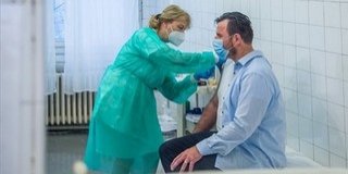 Már valamennyi egészségügyben dolgozónak, gyógyszerésznek elérhető a védőoltás
