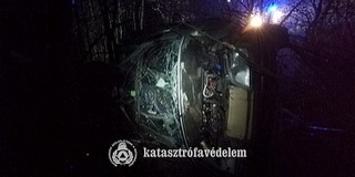 Árokba hajtott, fát döntött egy autós Baranyában Árokba hajtott, fát döntött egy autós Baranyában