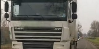 Ilyen az, ha szembe jön egy bazi nagy kamion - Videó! Ilyen az, ha szembe jön egy bazi nagy kamion - Videó!