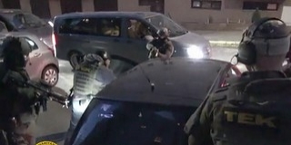 Kommandósok csaptak le egy fegyvert és lőszereket rejtegető párra Pécsett - Videó! Kommandósok csaptak le egy fegyvert és lőszereket rejtegető párra Pécsett - Videó!