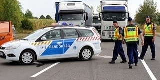Óriási a rendőri készültség, Bólyban, Pécsett megjelentek a TEK járművei is Óriási a rendőri készültség, Bólyban, Pécsett megjelentek a TEK járművei is