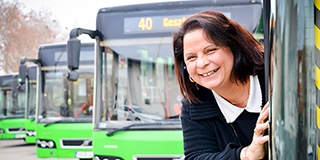 Egy nő a pécsi busz volánja mögött: Vassné Hideg Mónika simán elbír a hatalmas géppel Egy nő a pécsi busz volánja mögött: Vassné Hideg Mónika simán elbír a hatalmas géppel