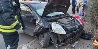Súlyos baleset történt a Komlói úton, buszmegállóba csapódott egy autó Súlyos baleset történt a Komlói úton, buszmegállóba csapódott egy autó