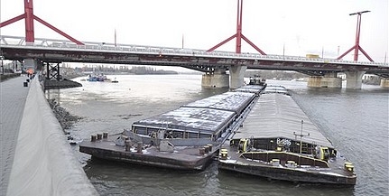 Hídnak ütközött egy uszály a Dunán Budapesten Hídnak ütközött egy uszály a Dunán Budapesten