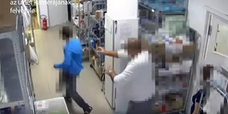 Összevertek egy pécsi boltban a biztonsági őrök egy tolvajnak vélt fiatalt - Videó! Összevertek egy pécsi boltban a biztonsági őrök egy tolvajnak vélt fiatalt - Videó!