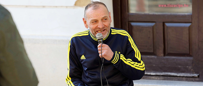 A pécsi Dzsedinek fénykardra nem futja, két fadarabbal ijesztgeti a népet - Videó! A pécsi Dzsedinek fénykardra nem futja, két fadarabbal ijesztgeti a népet - Videó!