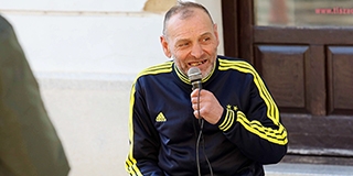 A pécsi Dzsedinek fénykardra nem futja, két fadarabbal ijesztgeti a népet - Videó! A pécsi Dzsedinek fénykardra nem futja, két fadarabbal ijesztgeti a népet - Videó!