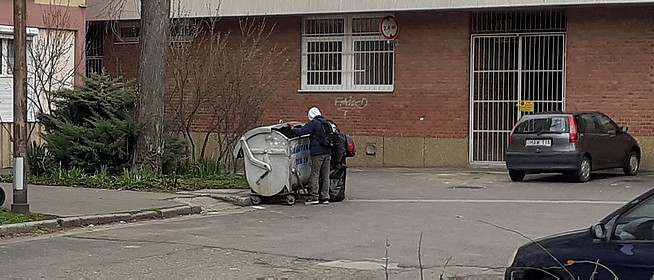 Fémdobozok után kutatnak a hajléktalanok a kukákban – Ennyi pénzt kapnak a visszaváltásért Fémdobozok után kutatnak a hajléktalanok a kukákban – Ennyi pénzt kapnak a visszaváltásért