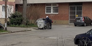 Fémdobozok után kutatnak a hajléktalanok a kukákban – Ennyi pénzt kapnak a visszaváltásért Fémdobozok után kutatnak a hajléktalanok a kukákban – Ennyi pénzt kapnak a visszaváltásért
