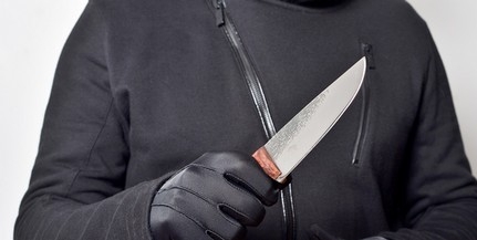 Késsel felfegyverkezett támadó rabolt ki egy dohányboltot a Petőfi utcában